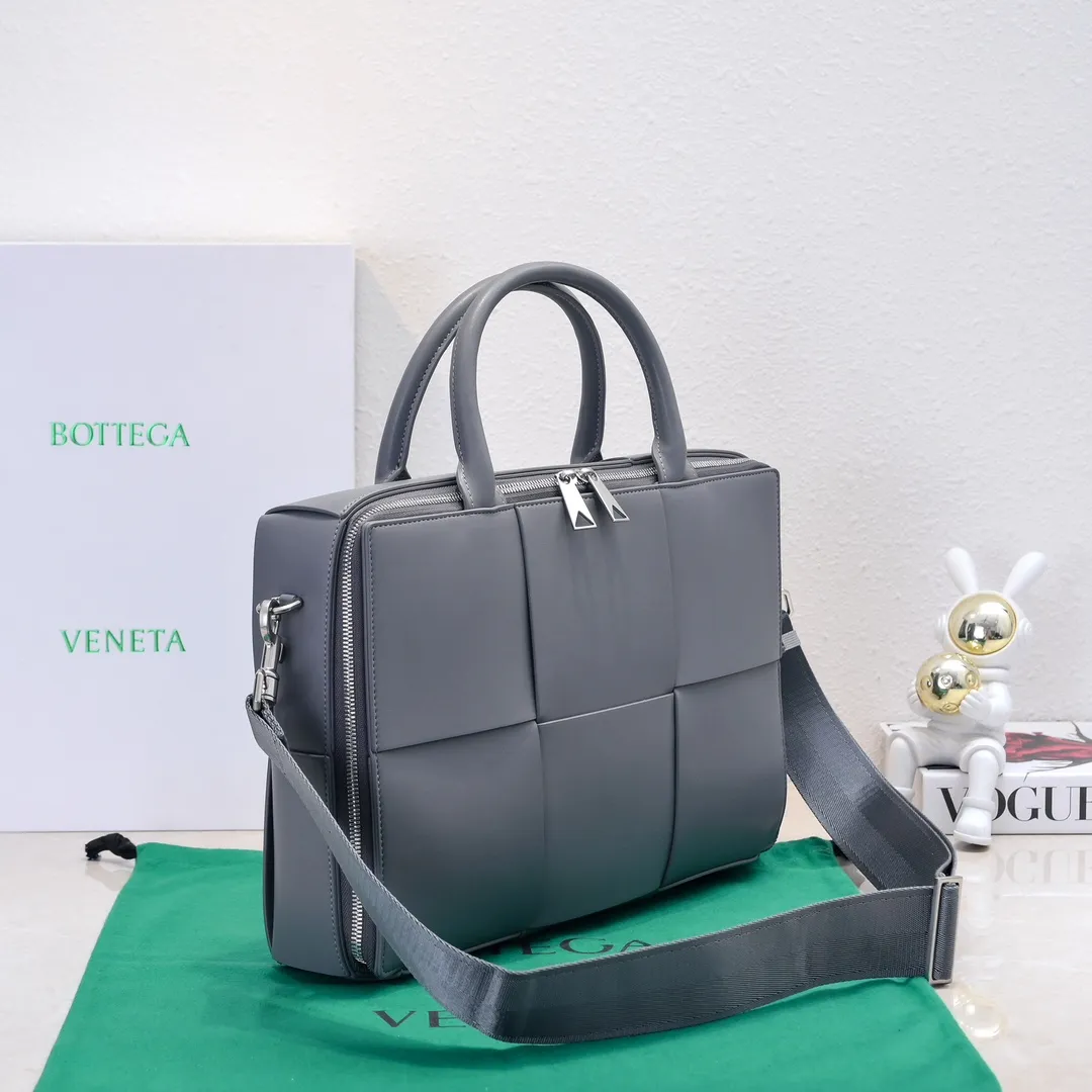 Batch 1880 Bottega Veneta large-lattice men's briefcase. The briefcase is a "value-for-money equipment" that all boys must have as soon as they step out of school. Whether you need to go to the office or go out to discuss business, nothing can better reflect your good taste and financial strength than a simple and elegant briefcase. It can be carried on one shoulder or cross-body to meet your different needs. The capacity is also super 🉑️ Style number: 6801 Size: 36*24*7.5cm